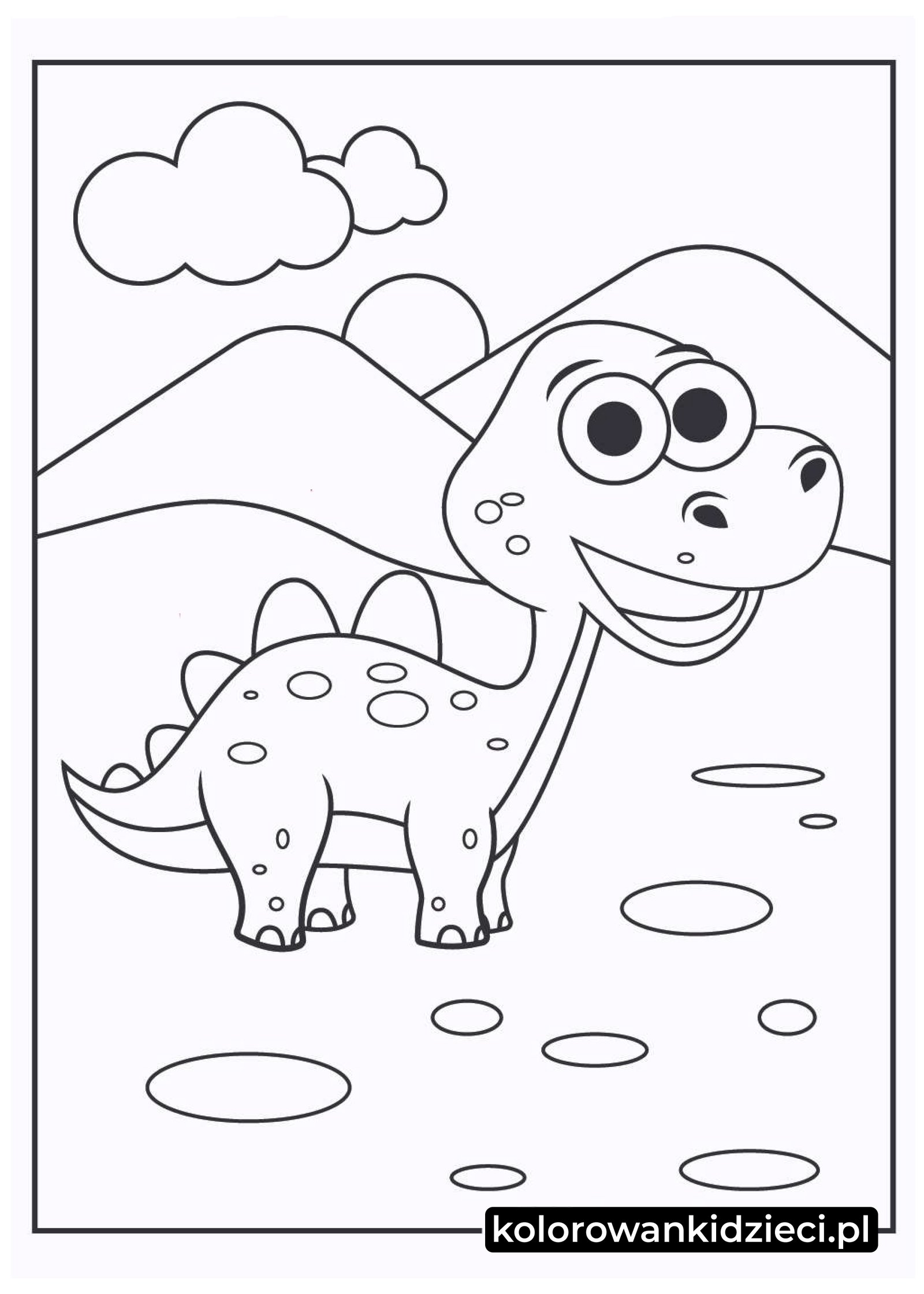 Przygoda w górach! Pobierz darmową kolorowankę z radosnym dinozaurem Kolorowanka dla dzieci – uśmiechnięty dinozaur na tle pasm górskich, dużego słońca i puszystych chmur